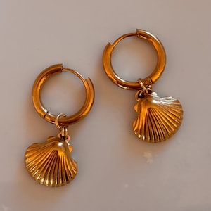 Pair of hoop earrings with shell or starfish pendants in 2-in-1 gold-plated stainless steel.