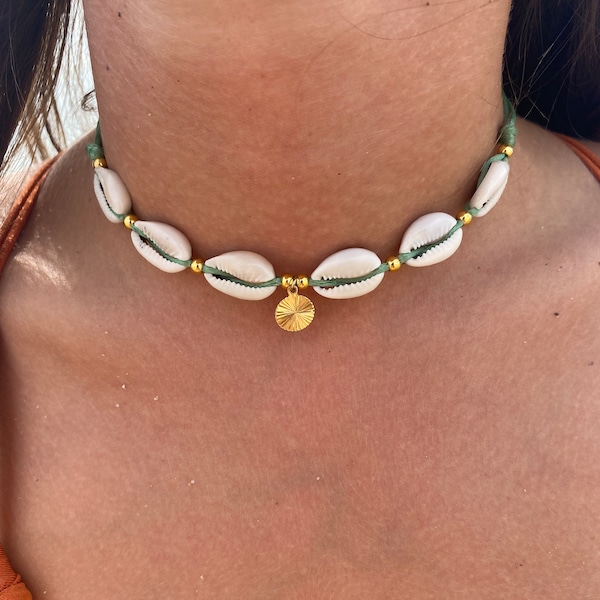 Collier ras de cou coquillage avec fil satiné coloré, perles, fermoir et breloque en acier inoxydable