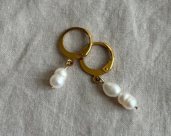 Boucles d’oreilles gouttes asymétriques avec perles d’eau nacrées et acier inoxydable