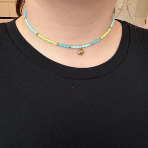 Collier ras de cou perles de rocaille bleu électrique et doré avec pendentif œil, bijou en acier inoxydable et réglable 3 oeil bleu vert