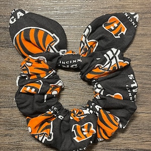 Scrunchie gemaakt met gelicentieerde Cincinnati Bengals-stof