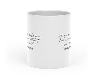 Könnte beinhalten: Eine weiße Keramiktasse mit zwei inspirierenden Zitaten darauf gedruckt. Das Zitat auf der linken Seite lautet "Niemand kann dich ohne deine Zustimmung minderwertig fühlen lassen." Das Zitat auf der rechten Seite lautet "Niemand kann dich ohne deine Zustimmung minderwertig fühlen lassen."  Eleanor Roosevelt.