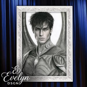Puede incluir: Un dibujo a l&aacute;piz enmarcado de un hombre con cabello oscuro, alas y armadura intrincada. La obra de arte est&aacute; en un marco blanco adornado, con la firma del artista en la esquina inferior derecha. El fondo es una cortina azul.