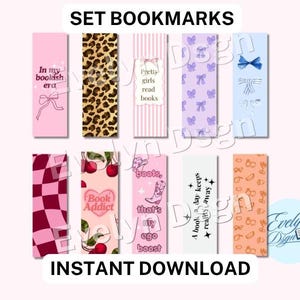 Könnte beinhalten: Ein Set aus zehn dekorativen Lesezeichen mit verschiedenen Designs. Die Lesezeichen zeigen Muster wie Leopardenmuster, Schleifen und Schachbrettmuster sowie Texte wie "In my bookish era" und "Book Addict". Die Farbpalette umfasst Rosa, Lila und Pfirsich.