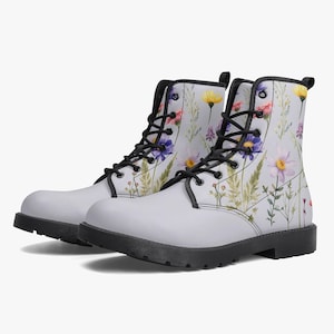 Botas de flores de primavera de color rosa pálido, botas de cuero ecológico de moda hechas a medida, hechas a pedido, botas únicas, botas de festival, botas de combate rosas