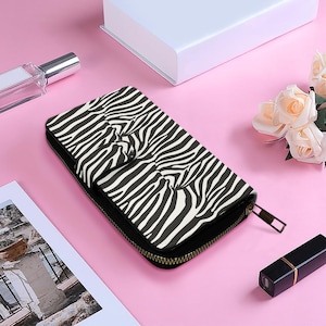 Cartera larga con solapa y estampado de cebra
