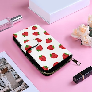 Cartera larga con solapa de piel vegana con diseño de fresa, hecha a medida. Cartera fina con diseño floral para mujer. Tarjetero y porta billetes. Un bonito regalo para ella.
