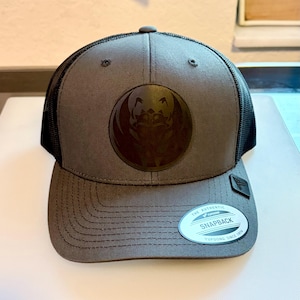 Op de afbeelding: Een set van drie keramische mokken met een gespikkelde, matte afwerking. Elke mok heeft een andere kleur: lichtblauw, crème en grijs. De mokken hebben een eenvoudig, modern ontwerp en een comfortabele handgreep.