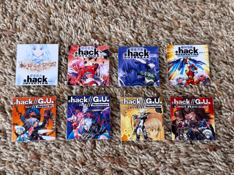 Pode incluir: Uma cole&ccedil;&atilde;o de oito pequenas capas de jogos quadradas com obras de arte em estilo anime. As capas exibem t&iacute;tulos como "hack//G.U. Vol. 1 Rebirth" e "hack//Mutation". A paleta de cores inclui vermelhos, azuis e laranjas, com texto japon&ecirc;s.