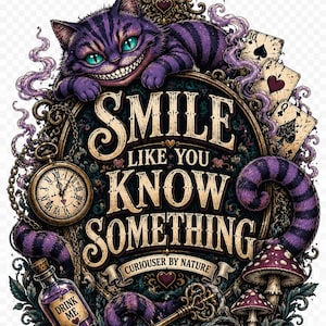 Può includere: Un gatto a strisce viola con un ampio sorriso riposa sopra una cornice circolare contenente il testo SMILE LIKE YOU KNOW SOMETHING CURIOUSER BY NATURE. Il design include un orologio da taschino, carte da gioco, una bottiglia etichettata DRINK ME e funghi.