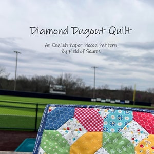 Könnte beinhalten: Ein farbenfroher Quiltblock mit einem Diamantenmuster, der aus verschiedenen Stoffen mit Blumen- und geometrischen Mustern besteht. Der Quiltblock ist mit "Diamond Dugout Quilt" und "An English Paper Pieced Pattern by Field of Seams" beschriftet.