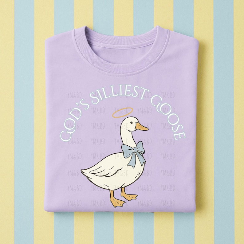 Może przedstawiać: Liliowa bluza z kapturem z kresk&oacute;wkową gęsią z niebieską kokardą i aureolą. Tekst "GOD'S SILLIEST GOOSE" jest wygięty nad gęsią. Bluza jest złożona na paskowanym tle.