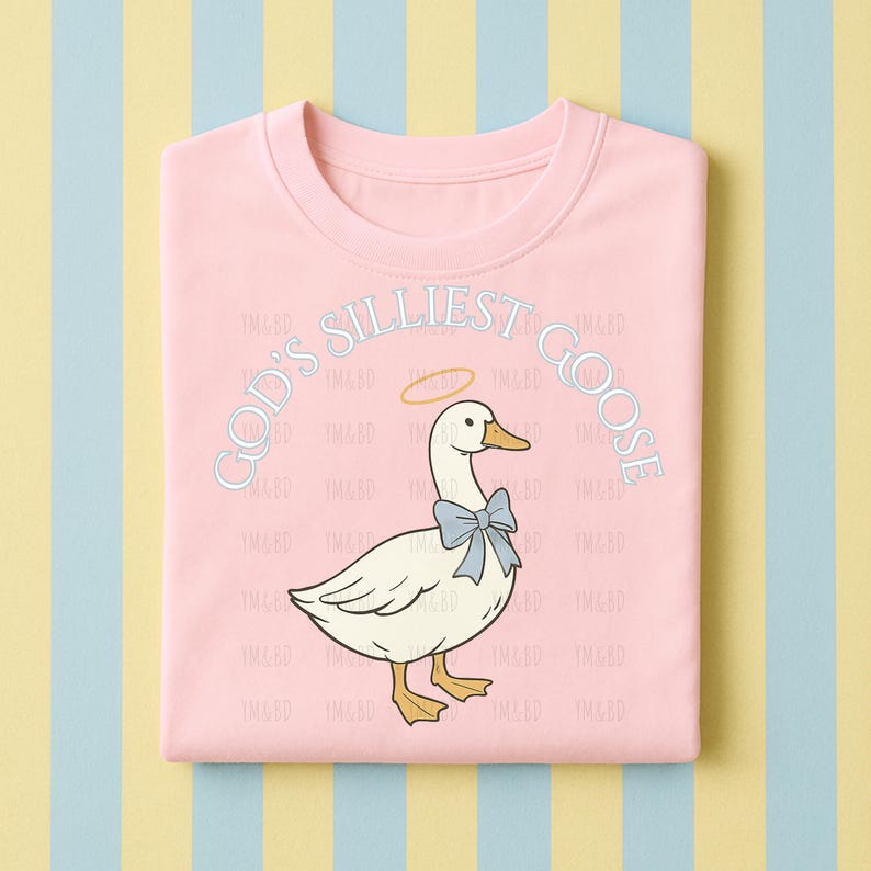 Może przedstawiać: Jasnor&oacute;żowa bluza z okrągłym dekoltem z napisem "GOD'S SILLIEST GOOSE" nad kresk&oacute;wkową gęsią w niebieskiej muszce i aureoli. Gęś jest biała z ż&oacute;łtymi stopami i dziobem. Tło jest w paski.
