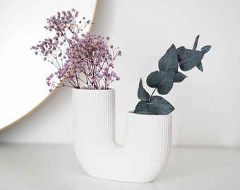 Weiße Rillen Keramikvase in U Form - Vase für Trockenblumen