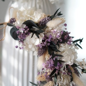 Trockenblumen Kranz lila weiß Eukalyptus Hochzeit Flowerhoop personalisierbarer Türkranz Bild 9