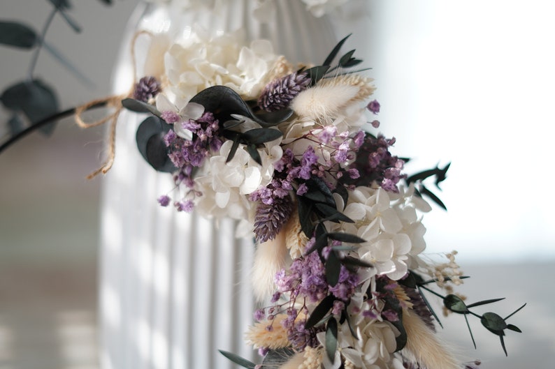 Trockenblumen Kranz lila weiß Eukalyptus Hochzeit Flowerhoop personalisierbarer Türkranz Bild 9