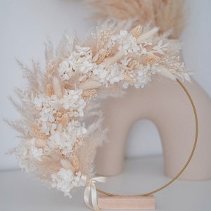 Stehender Trockenblumen Kranz Boho Creme/ weiß -  Geschenk zur Hochzeit - personalisierbarer Tischkranz