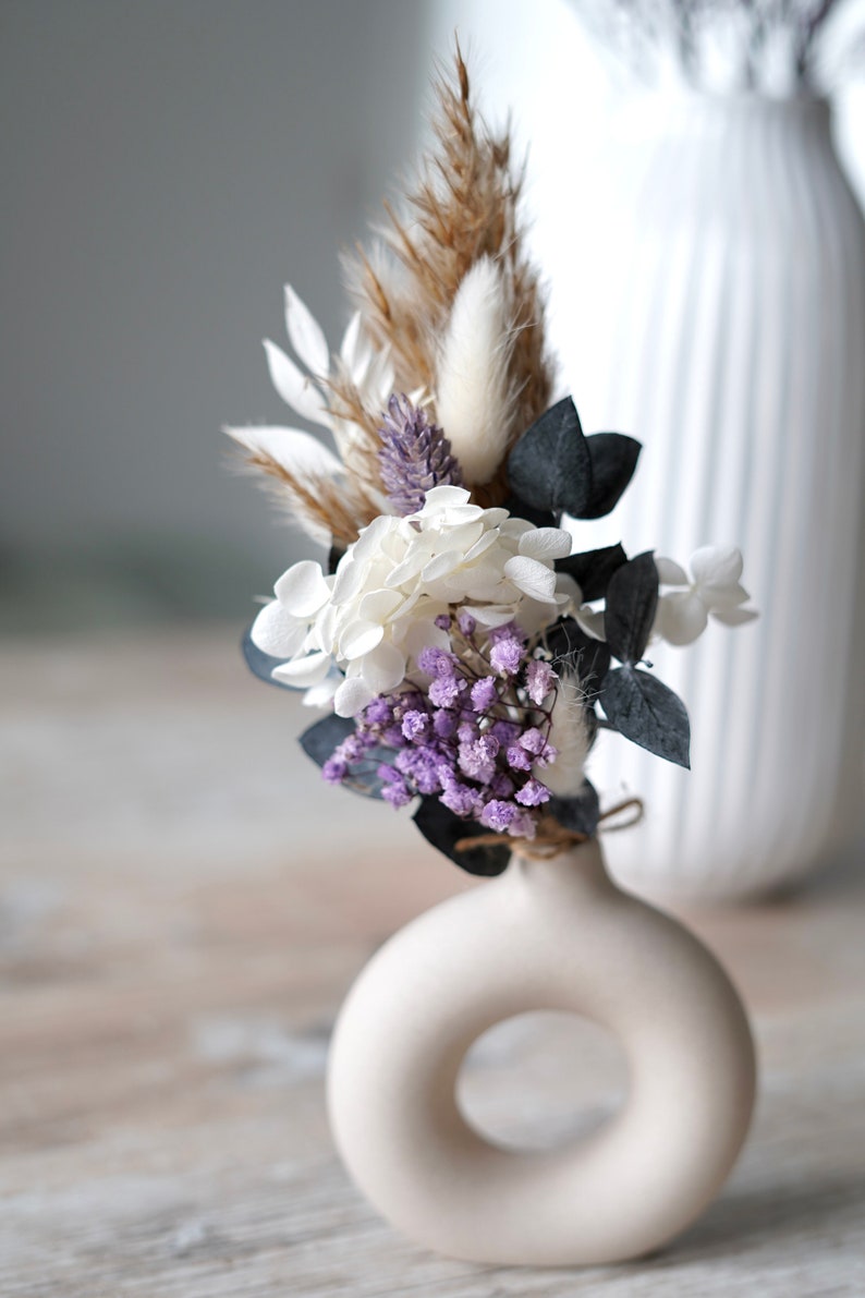 Trockenblumen Kranz lila weiß Eukalyptus Hochzeit Flowerhoop personalisierbarer Türkranz Bild 10