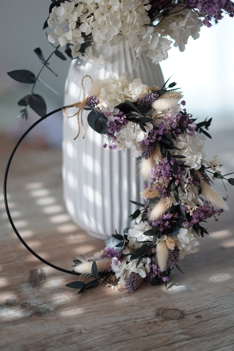 Trockenblumen Kranz lila weiß Eukalyptus Hochzeit Flowerhoop personalisierbarer Türkranz Bild 5