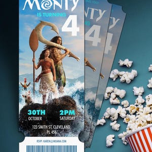 Puede incluir: Una invitaci&oacute;n de cumplea&ntilde;os con un fondo azul y un dise&ntilde;o inspirado en la pel&iacute;cula Moana. La invitaci&oacute;n dice "Monty cumple 4" con detalles del evento. Un recipiente de palomitas de ma&iacute;z est&aacute; en la esquina inferior derecha.