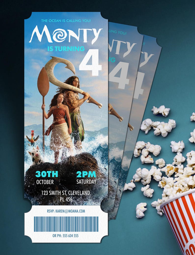 Puede incluir: Una invitaci&oacute;n de cumplea&ntilde;os con un fondo azul y un dise&ntilde;o inspirado en la pel&iacute;cula Moana. La invitaci&oacute;n dice "Monty cumple 4" con detalles del evento. Un recipiente de palomitas de ma&iacute;z est&aacute; en la esquina inferior derecha.