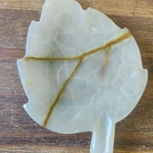 Hand-Carved Green Onyx Leaf Dish – Natural Stone Tray for Jewelry, Soap, Crystals, or Decor