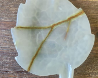 Handgeschnitzte Schale aus grünem Onyxblatt - Natursteintablett für Schmuck, Seife, Kristalle oder Dekor