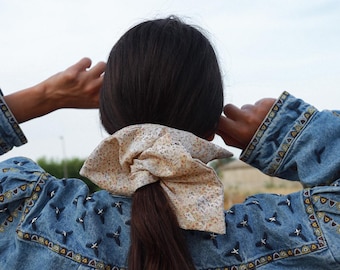 Übergroßes quadratisches Scrunchie: Handgefertigte Haarschleife