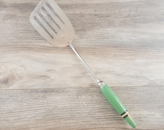 Vintage A & J Ekco 13.75" Slotted Turner / Spatula / Flipper Tapered end Chromium w Green Wood Handle ~ Made in USA ~~ Utensil MCM Retro