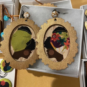 Picture Frame, Picture of Afro women with headwraps. Approx. 3x2 inches.