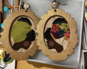 Picture Frame, Picture of Afro women with headwraps. Approx. 3x2 inches.