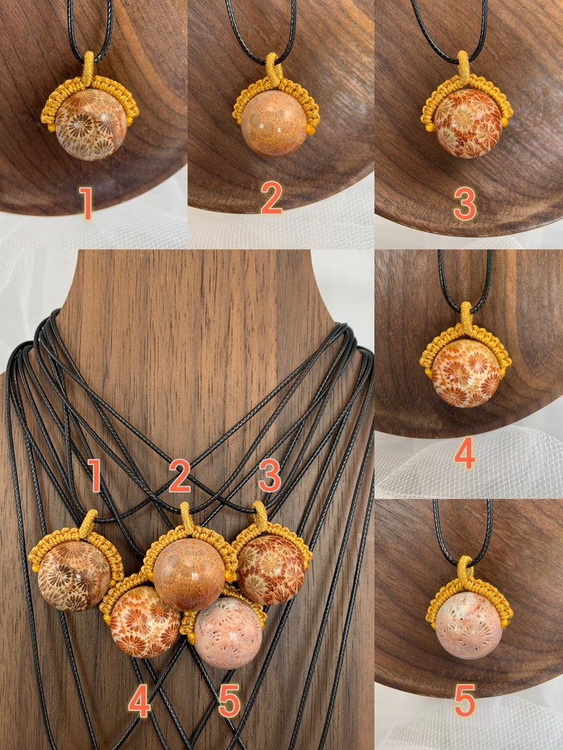 Puede incluir: Cinco collares con diferentes estilos de colgantes de coral. Cada collar tiene un cord&oacute;n negro y un nudo de macram&eacute; dorado alrededor del colgante de coral. Los colgantes de coral son todos de diferentes tonos de marr&oacute;n y naranja.
