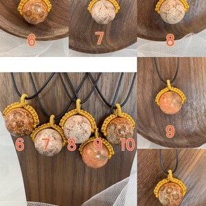 Puede incluir: Diez collares con colgantes de coral. Cada colgante es una esfera con un patr&oacute;n de coral diferente. Los collares son todos negros con detalles dorados.