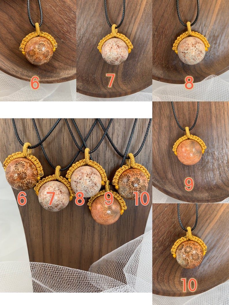 Puede incluir: Diez collares con colgantes de coral. Cada colgante es una esfera con un patr&oacute;n de coral diferente. Los collares son todos negros con detalles dorados.
