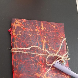 Quaderno monocentrico fatto a mano con punto catenella e carta marmorizzata, diario dei sogni, blocco da disegno, diario di viaggio, quaderno di design unico, rilegato privato