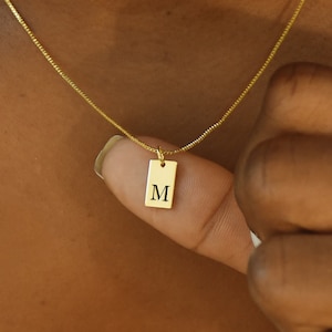 Collar inicial personalizado, collar de etiqueta inicial delicado, collar de etiqueta de barra de oro, regalo de cumpleaños, collar colgante de letra grabada, regalo de dama de honor