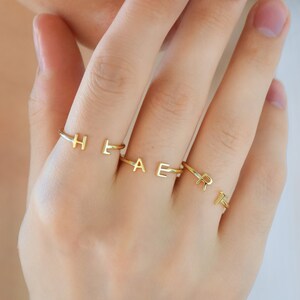 Anillo de letras minimalista, anillo abierto ajustable, anillo inicial personalizado, anillo de verano, regalo de dama de honor de anillo de apilamiento, regalo para ella, anillos de pareja