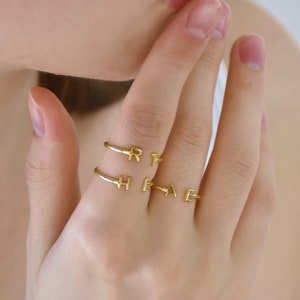 Anillo inicial delicado, anillo de letras personalizado, joyería personalizada, regalo para ella, anillo de letras ajustable, regalo de dama de honor de anillo apilable