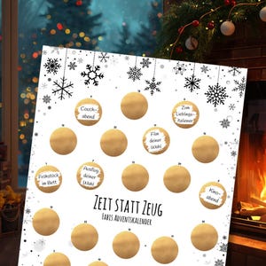 Könnte beinhalten: Ein weißer Adventskalender mit goldenen Kreisen und schwarzen Schneeflocken-Designs. Der Kalender enthält Text auf Deutsch, darunter "Zeit Statt Zeug" und "Fabis Adventskalender". Jeder Kreis hat eine Nummer und einen deutschen Satz.