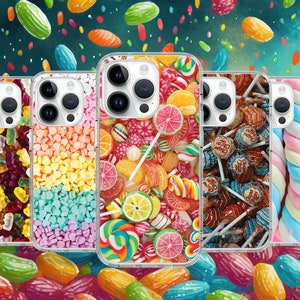Puede incluir: Cinco fundas de teléfono diferentes con diseños de caramelos coloridos. Las fundas son todas transparentes y dejan ver la pantalla del teléfono a través de la funda. Los diseños incluyen ositos de goma, piruletas y bastones de caramelo.