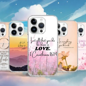 Puede incluir: Una colección de fundas transparentes para teléfonos con varios diseños y citas inspiradoras. Las fundas presentan imágenes de una puesta de sol, flores y un reloj. Las citas incluyen "Let all that you do be done in LOVE" y "grace is sufficient for me."