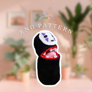 Puede incluir: Patrón de crochet para un amigurumi de peluche No Face de la película El viaje de Chihiro. El patrón incluye instrucciones para hacer el cuerpo negro, la cara blanca y la boca roja.