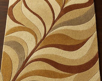 Alfombra moderna de lana con diseño de hojas, tejida a mano, en tonos marrón y beige.