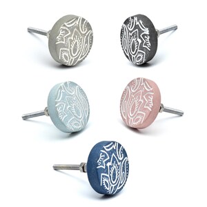 Pomo para gabinete de terracota Paisley / Tirador de cajón de cerámica mate / SHILPWARE