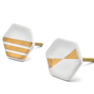 Keramisk knopp | Handmålad vit och guld geometrisk lådhandtag | SHILPWARE