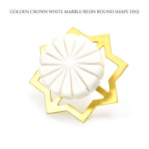 Exquisita perilla de cajón tradicional redonda de resina y mármol blanco con corona dorada / SHILPWARE