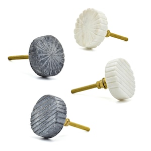 Può includere: Quattro pomelli decorativi per mobili. Due sono bianchi con motivi intagliati e due grigi con disegni intagliati. Ogni pomello ha una vite color ottone. Ideali per aggiungere un tocco unico ai mobili.