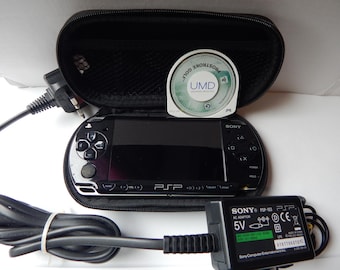 Sony PSP-2003 spelkonsol komplett med laddare, fodral och spelskiva (batteri ingår ej)