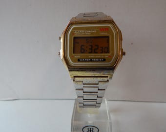 Reloj digital WR vintage con alarma y cronógrafo en buen estado de funcionamiento.