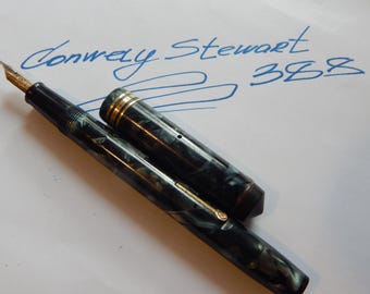 Pluma estilográfica Conway Stewart 388 con plumín de oro de 14 quilates en color negro y verde.
